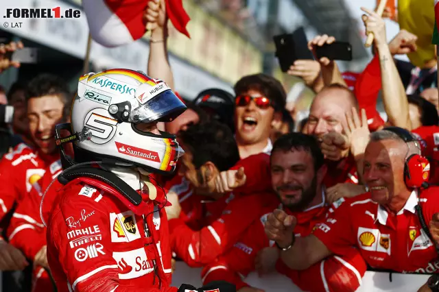 Foto zur News: "Die Jungs haben kräftig Gas gegeben und kräftig gesungen", lobt Vettel die Podiums-Performance seiner Crew.