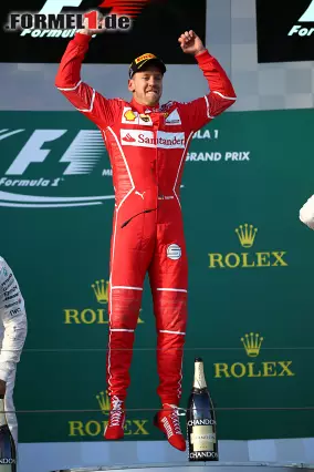 Foto zur News: Freudensprung: Trotzdem die neuen Boliden physisch mehr fordern, hat Vettel noch Kraft in den Beinen. Flügel verleihen ihm jetzt auch Siege in Rot. Und eines darf natürlich nicht fehlen...