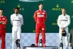 Foto zur News: Sebastian Vettel (Ferrari), Lewis Hamilton (Mercedes) und Valtteri Bottas (Mercedes)