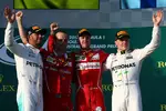 Foto zur News: Sebastian Vettel (Ferrari), Lewis Hamilton (Mercedes) und Valtteri Bottas (Mercedes)