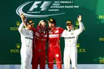 Foto zur News: Lewis Hamilton (Mercedes), Sebastian Vettel (Ferrari) und Valtteri Bottas (Mercedes)