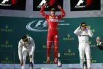 Foto zur News: Sebastian Vettel (Ferrari), Lewis Hamilton (Mercedes) und Valtteri Bottas (Mercedes)