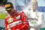 Foto zur News: Sebastian Vettel (Ferrari) und Valtteri Bottas (Mercedes)