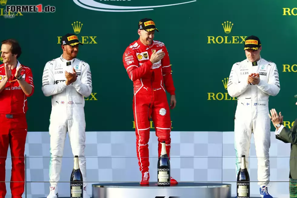 Foto zur News: Sebastian Vettel (Ferrari), Lewis Hamilton (Mercedes) und Valtteri Bottas (Mercedes)