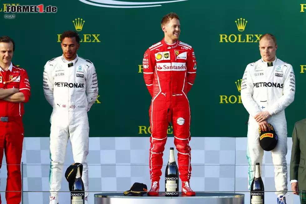 Foto zur News: Sebastian Vettel (Ferrari), Lewis Hamilton (Mercedes) und Valtteri Bottas (Mercedes)