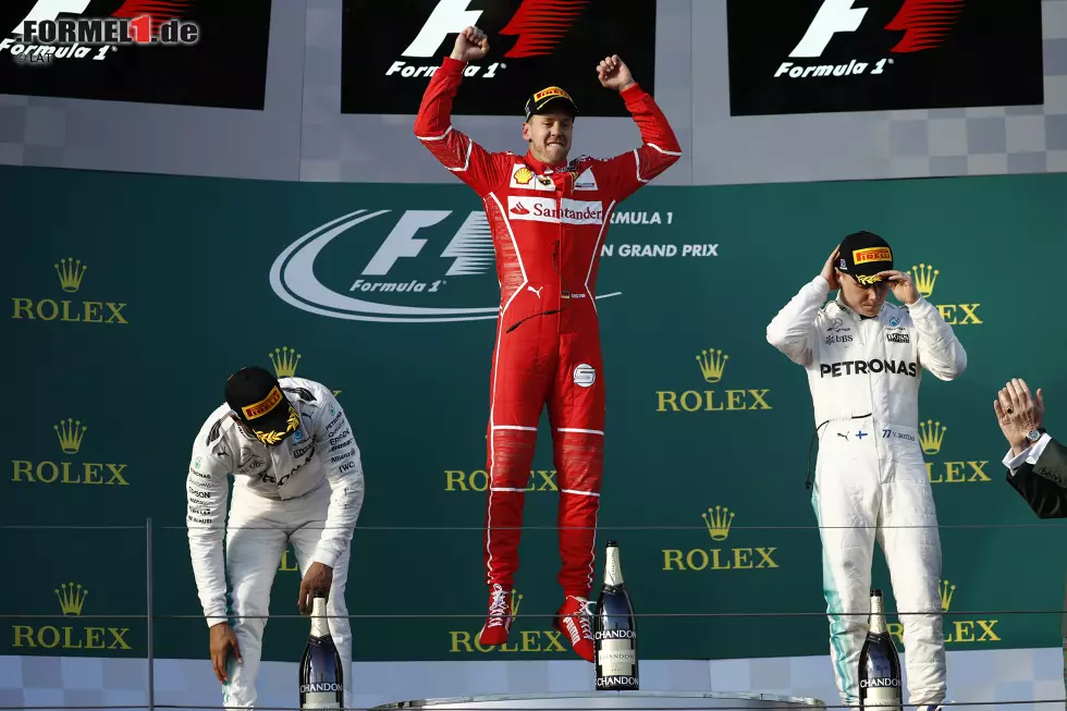 Foto zur News: Sebastian Vettel (Ferrari), Lewis Hamilton (Mercedes) und Valtteri Bottas (Mercedes)