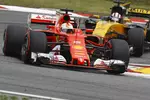 Foto zur News: Sebastian Vettel (Ferrari) und Nico Hülkenberg (Renault)