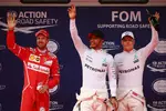 Foto zur News: Lewis Hamilton (Mercedes), Sebastian Vettel (Ferrari) und Valtteri Bottas (Mercedes)