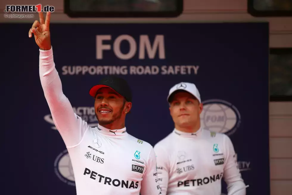 Foto zur News: Lewis Hamilton (Mercedes) und Valtteri Bottas (Mercedes)