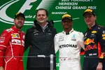 Foto zur News: Lewis Hamilton (Mercedes), Sebastian Vettel (Ferrari) und Max Verstappen (Red Bull)