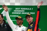 Foto zur News: Lewis Hamilton (Mercedes) und Max Verstappen (Red Bull)