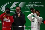 Foto zur News: Sebastian Vettel (Ferrari) und Lewis Hamilton (Mercedes)