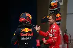 Foto zur News: Max Verstappen (Red Bull) und Sebastian Vettel (Ferrari)