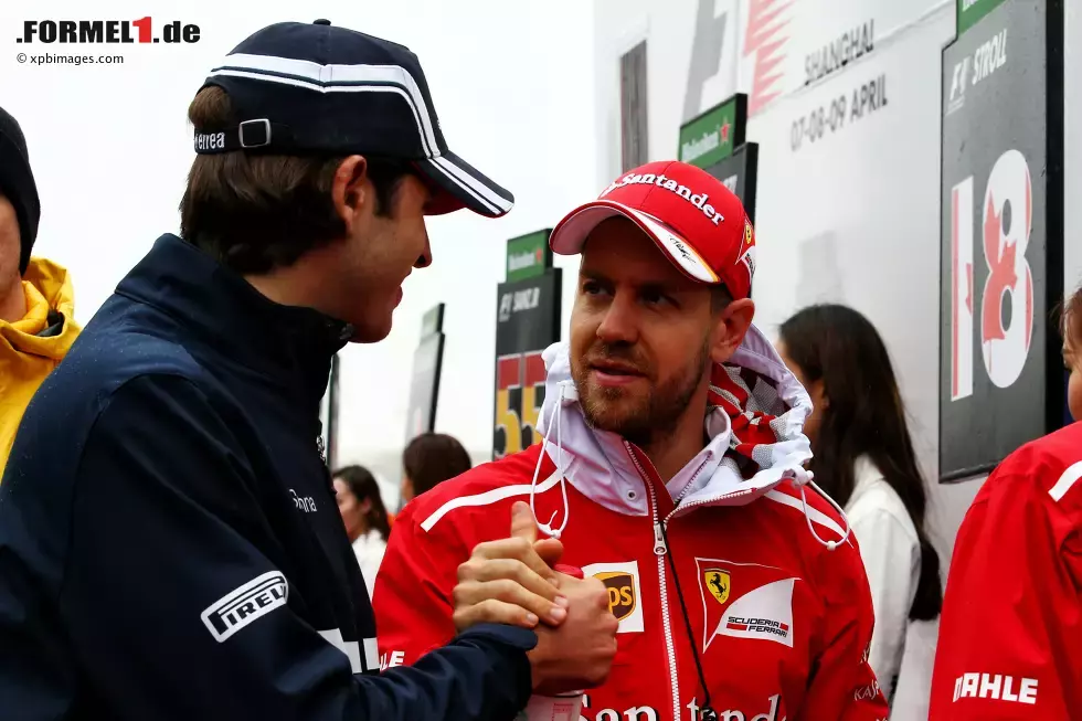 Foto zur News: Antonio Giovinazzi (Sauber) und Sebastian Vettel (Ferrari)