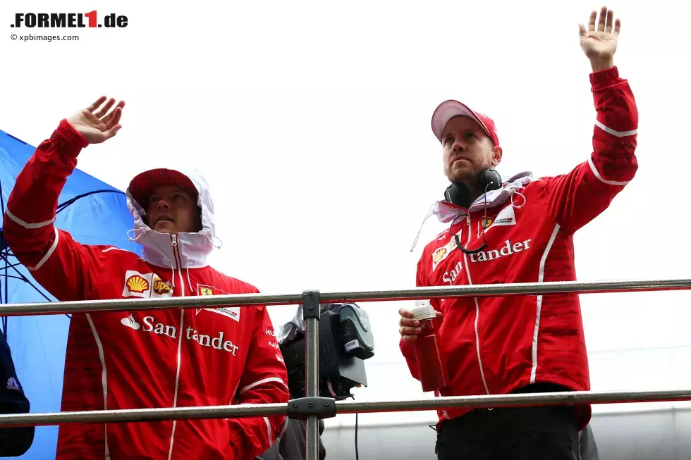 Foto zur News: Sebastian Vettel (Ferrari) und Kimi Räikkönen (Ferrari)