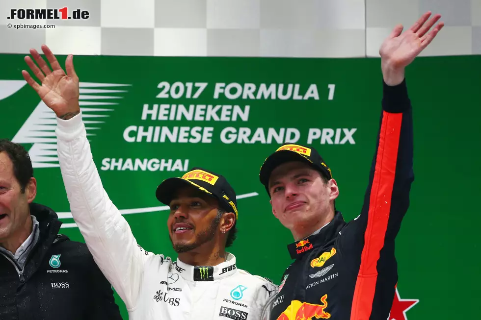 Foto zur News: Lewis Hamilton (Mercedes) und Max Verstappen (Red Bull)