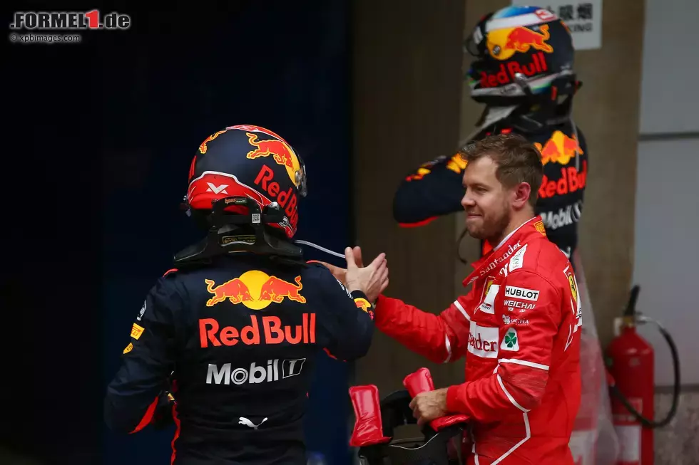 Foto zur News: Max Verstappen (Red Bull) und Sebastian Vettel (Ferrari)