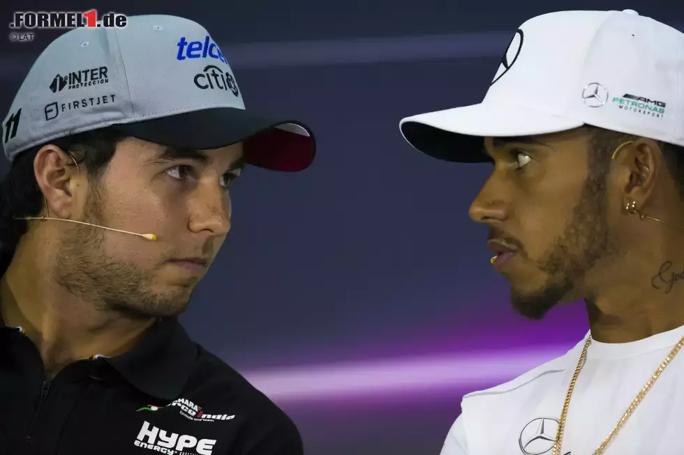 Foto zur News: Sergio Perez (Force India) und Lewis Hamilton (Mercedes)