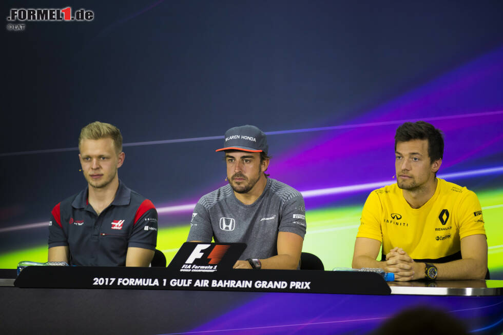 Foto zur News: Kevin Magnussen (Haas), Fernando Alonso (McLaren) und Jolyon Palmer (Renault)