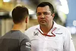 Foto zur News: Eric Boullier und Stoffel Vandoorne (McLaren)