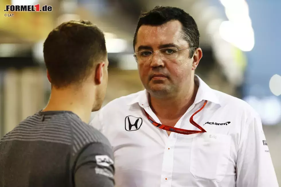 Foto zur News: Eric Boullier und Stoffel Vandoorne (McLaren)