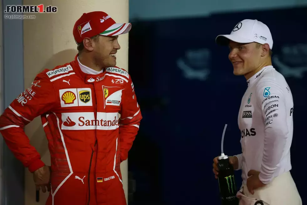 Foto zur News: Sebastian Vettel (Ferrari) und Valtteri Bottas (Mercedes)