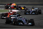 Foto zur News: Valtteri Bottas (Mercedes), Sebastian Vettel (Ferrari), Lewis Hamilton (Mercedes) und Max Verstappen (Red Bull)