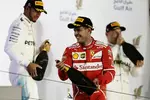 Foto zur News: Sebastian Vettel (Ferrari), Lewis Hamilton (Mercedes) und Valtteri Bottas (Mercedes)