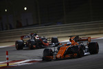 Foto zur News: Fernando Alonso (McLaren) und Kevin Magnussen (Haas)