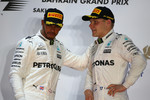 Foto zur News: Lewis Hamilton (Mercedes) und Valtteri Bottas (Mercedes)