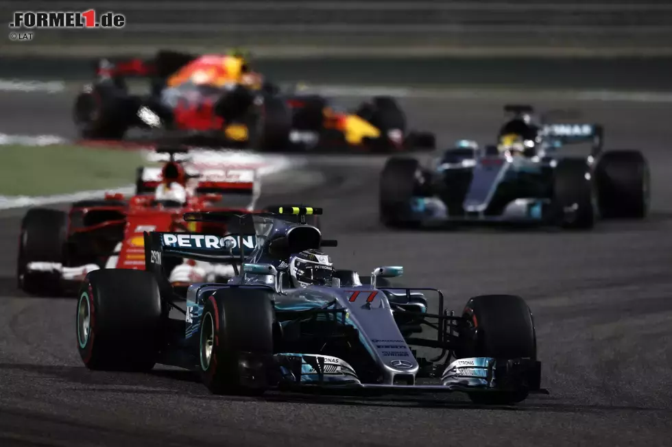 Foto zur News: Valtteri Bottas (Mercedes), Sebastian Vettel (Ferrari), Lewis Hamilton (Mercedes) und Max Verstappen (Red Bull)