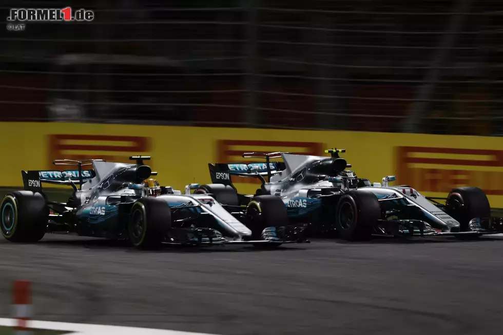 Foto zur News: Lewis Hamilton (Mercedes) und Valtteri Bottas (Mercedes)