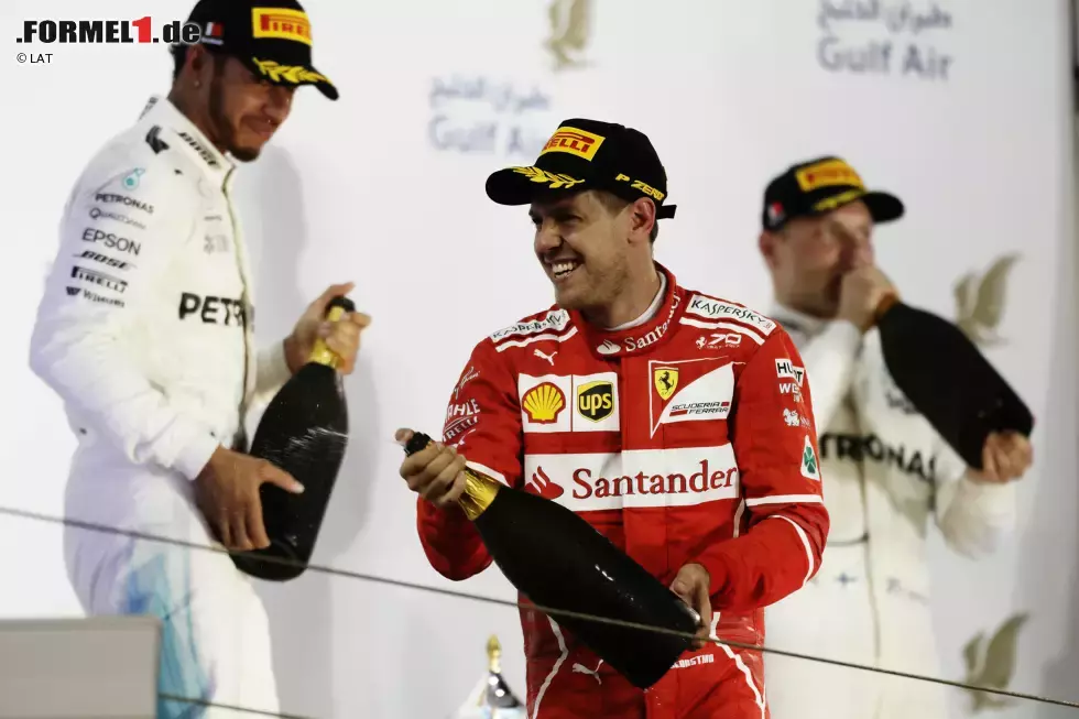 Foto zur News: Sebastian Vettel (Ferrari), Lewis Hamilton (Mercedes) und Valtteri Bottas (Mercedes)