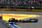 Foto zur News: Jolyon Palmer (Renault) und Romain Grosjean (Haas)