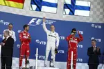 Foto zur News: Valtteri Bottas (Mercedes), Sebastian Vettel (Ferrari) und Kimi Räikkönen (Ferrari)