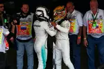 Foto zur News: Valtteri Bottas (Mercedes) und Lewis Hamilton (Mercedes)