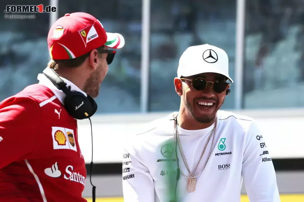 Foto zur News: Sebastian Vettel (Ferrari) und Lewis Hamilton (Mercedes)