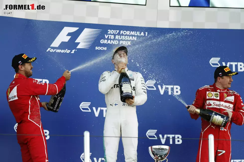 Foto zur News: Valtteri Bottas (Mercedes), Sebastian Vettel (Ferrari) und Kimi Räikkönen (Ferrari)