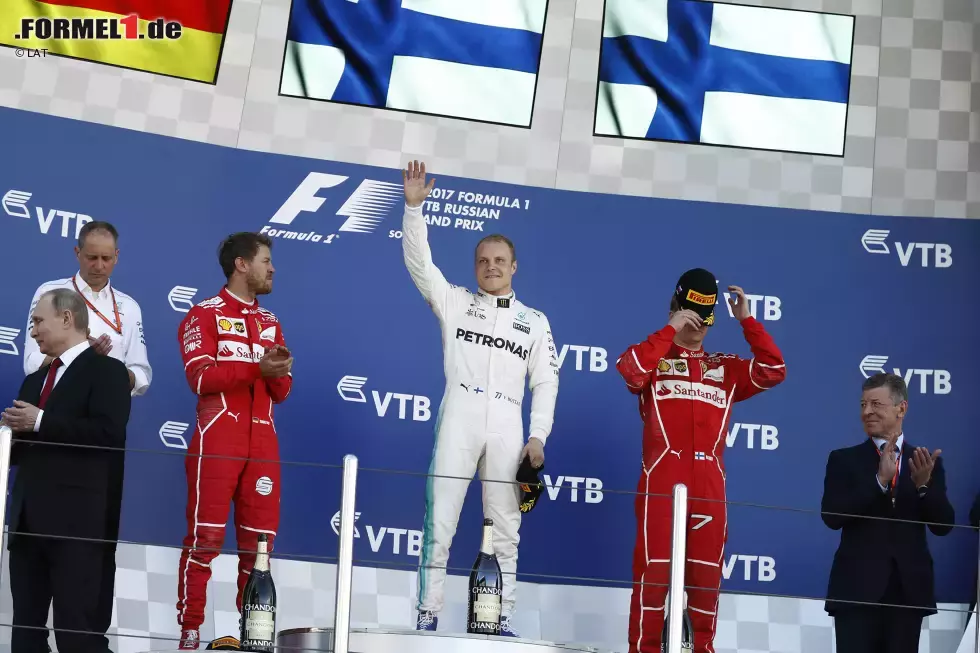 Foto zur News: Valtteri Bottas (Mercedes), Sebastian Vettel (Ferrari) und Kimi Räikkönen (Ferrari)