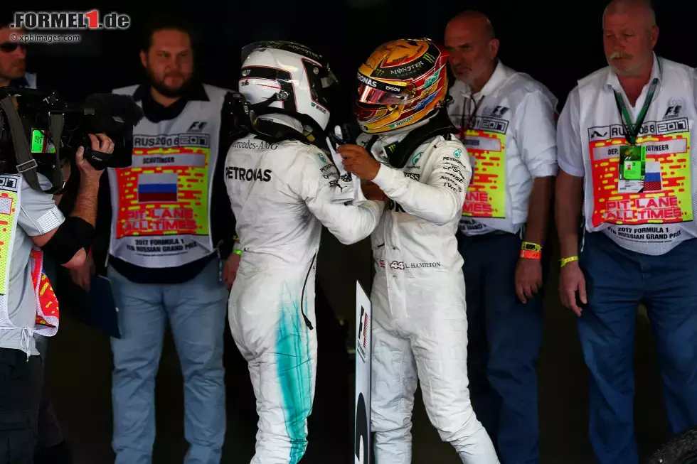 Foto zur News: Valtteri Bottas (Mercedes) und Lewis Hamilton (Mercedes)