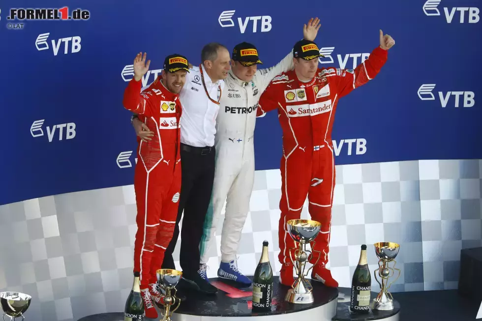 Foto zur News: Valtteri Bottas (Mercedes), Sebastian Vettel (Ferrari) und Kimi Räikkönen (Ferrari)