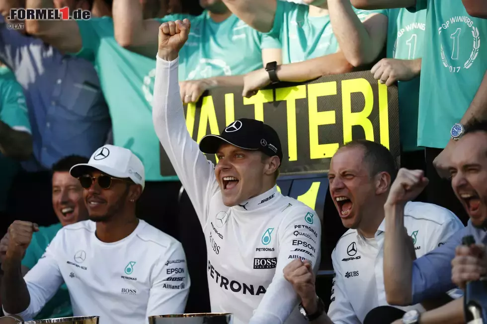 Foto zur News: Valtteri Bottas (Mercedes) und Lewis Hamilton (Mercedes)