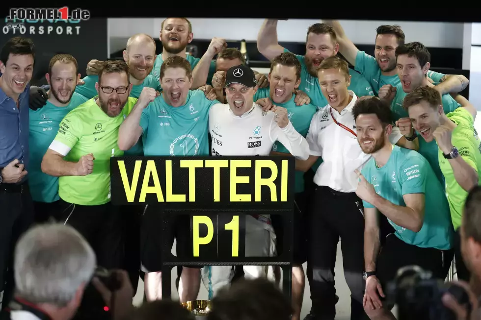 Foto zur News: Valtteri Bottas (Mercedes) und Toto Wolff