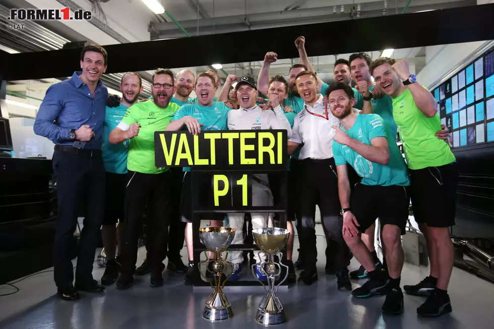 Foto zur News: Valtteri Bottas (Mercedes) und Toto Wolff