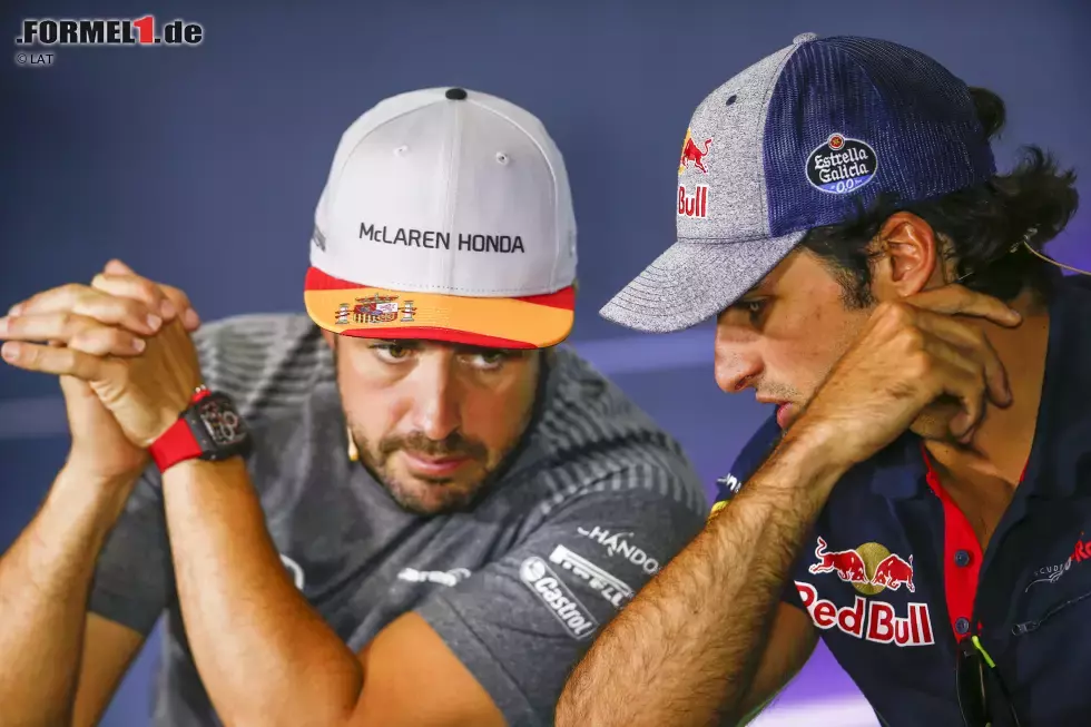 Foto zur News: Fernando Alonso (McLaren) und Carlos Sainz (Toro Rosso)