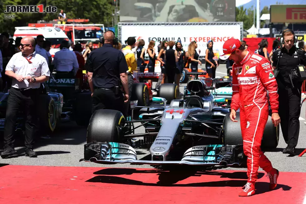 Foto zur News: Sebastian Vettel (Ferrari) und Lewis Hamilton (Mercedes)