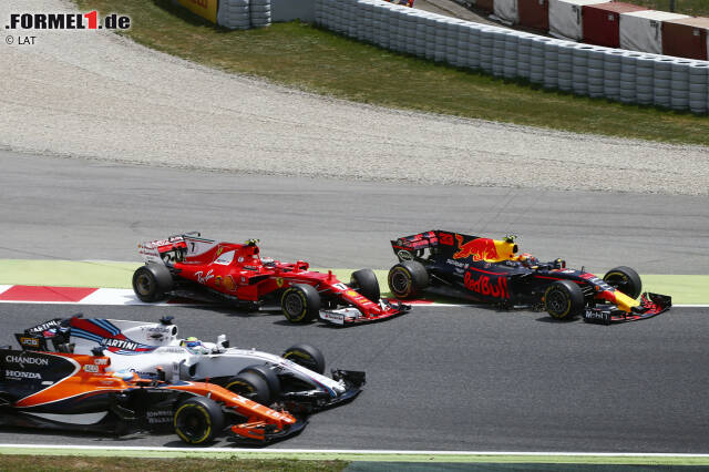 Foto zur News: Der Ferrari und der Red Bull berühren sich an den Rädern, was den Aufhängungen nicht gut tut. Beide kommen nach der Kurve wieder auf die Strecke zurück ...