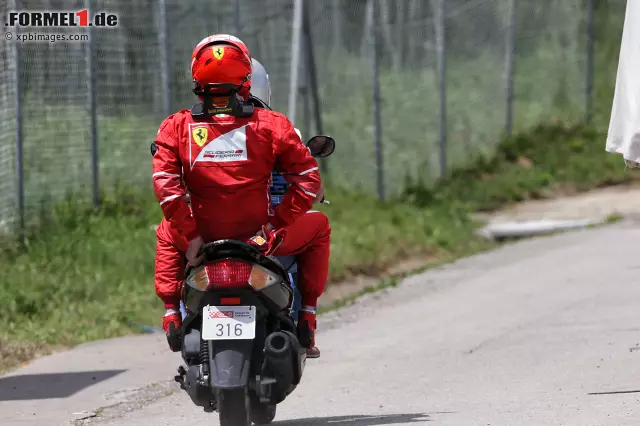 Foto zur News: Auf dem Motorroller geht es für ihn zurück an die Box.