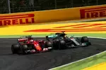 Foto zur News: Sebastian Vettel (Ferrari) und Lewis Hamilton (Mercedes)