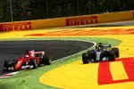 Foto zur News: Sebastian Vettel (Ferrari) und Lewis Hamilton (Mercedes)